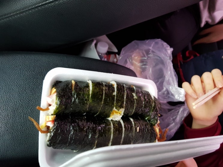  경주 감포 맛집 나드리김밥에서 포장한 김밥과 컵라면 간단하면서 즐거운 첫날 여행 점심