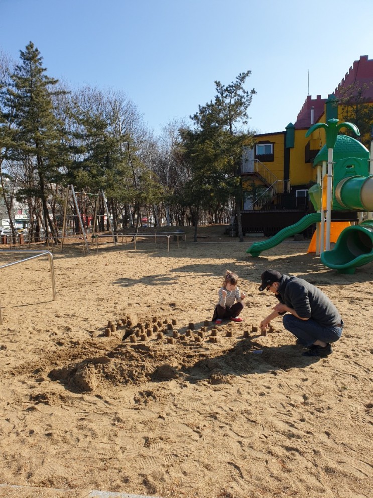 이른 봄 맞이 놀이터에서 광합성 그리고 모래 놀이