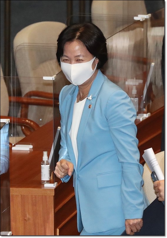 秋 “사퇴하면 윤석열 사퇴할 줄···그 정도 눈치 있었어야지”
