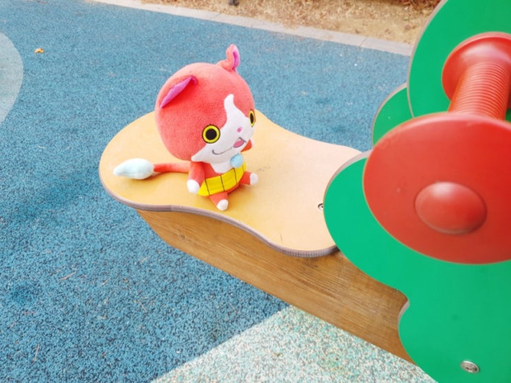  날이 좋아서, 하원 후 간만에 놀이터로 향했어요