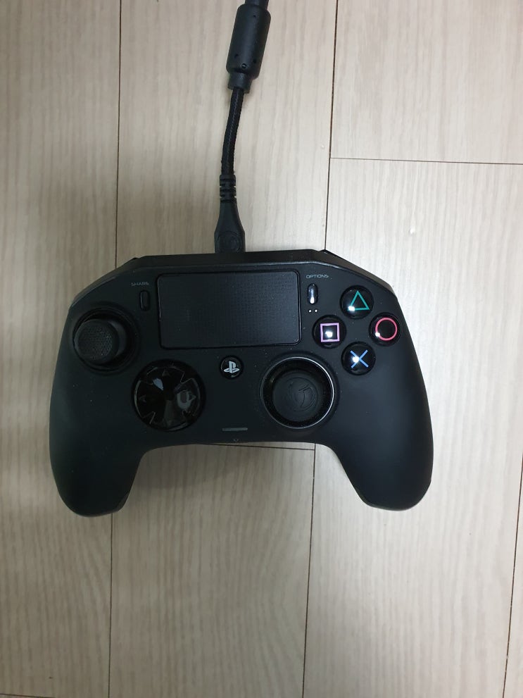  나콘 레볼루션 V2 - PS4용 패드