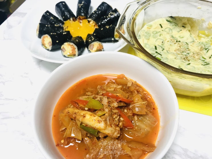 신김치 참치김치찌개 / 곁들여 귀여운 꼬마김밥이랑