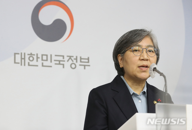 1분기 접종 대상에 요양보호사도 포함될까…백신 종류도 관심 1분기 접종 대상에 요양보호사도 포함될까…백신 종류도 관심