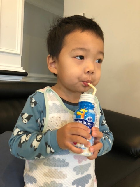 페디아슈어 도착. 밥 대신 먹는 페디아슈어..