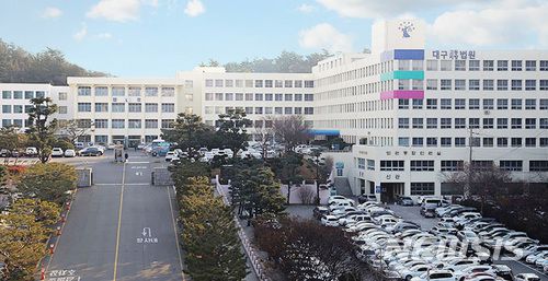 불법 현수막 줄에 걸려 부상…"설치자, 50% 책임 있어" 불법 현수막 줄에 걸려 부상…"설치자, 50% 책임 있어"