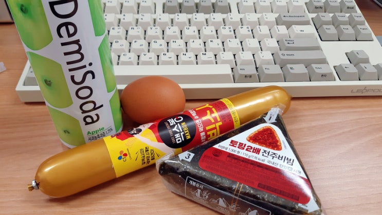 무능력한 만년과장의 돈아끼기, 편의점 삼각김밥에 데미소다는 못 참지!! 무능력한 만년과장의 돈아끼기, 편의점 삼각김밥에 데미소다는 못 참지!!