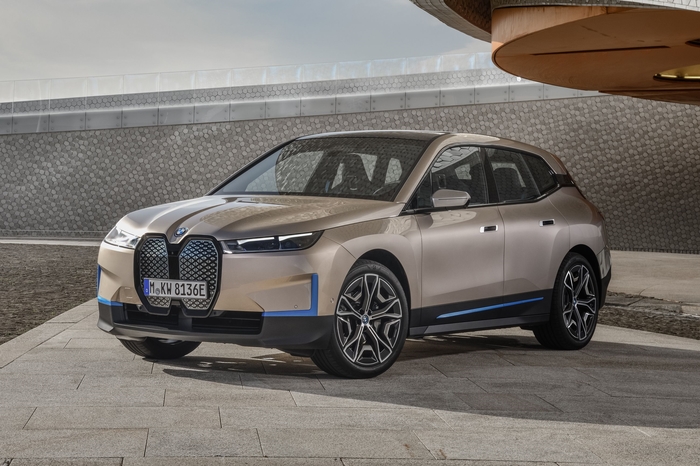  BMW 코오롱모터스 강남전시장 청년비엠의 IX4