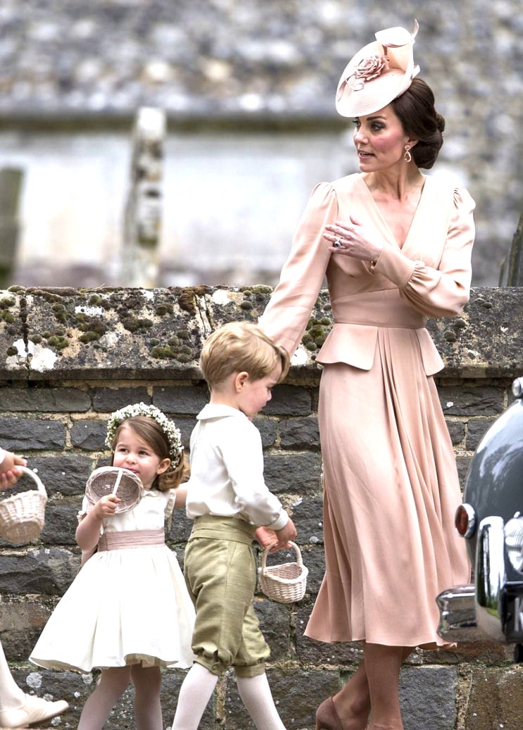 영국왕실 케이트미들턴 패션스토리우아한드레스스타일,더블버튼 롱코트디자인,공식석상 모자패션
