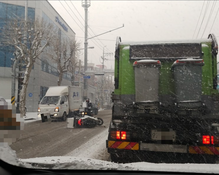 눈 내리는 날에 오토바이 배달은 정말 위험하네요 눈 내리는 날에 오토바이 배달은 정말 위험하네요