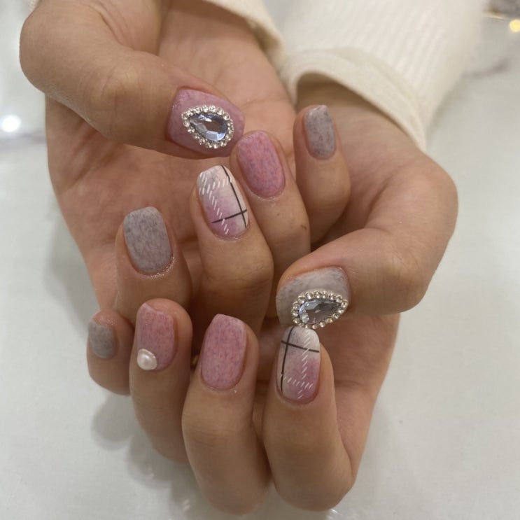  홍대네일샵 네일포시즌에서 니트젤네일 했어요~~