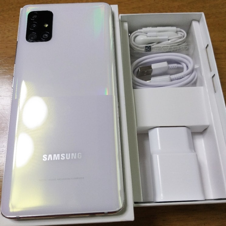 쿼드카메라 5G 광곽초근접사진 옥타코어 등 거의 상급기에 가까운 좋은 스마트폰 갤럭시A51 자급제 만족합니다.