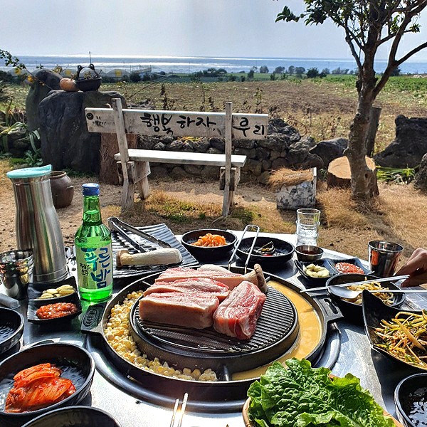  제주 난드르바당 바다가 보이는 야외테이블에서 제주흑돼지