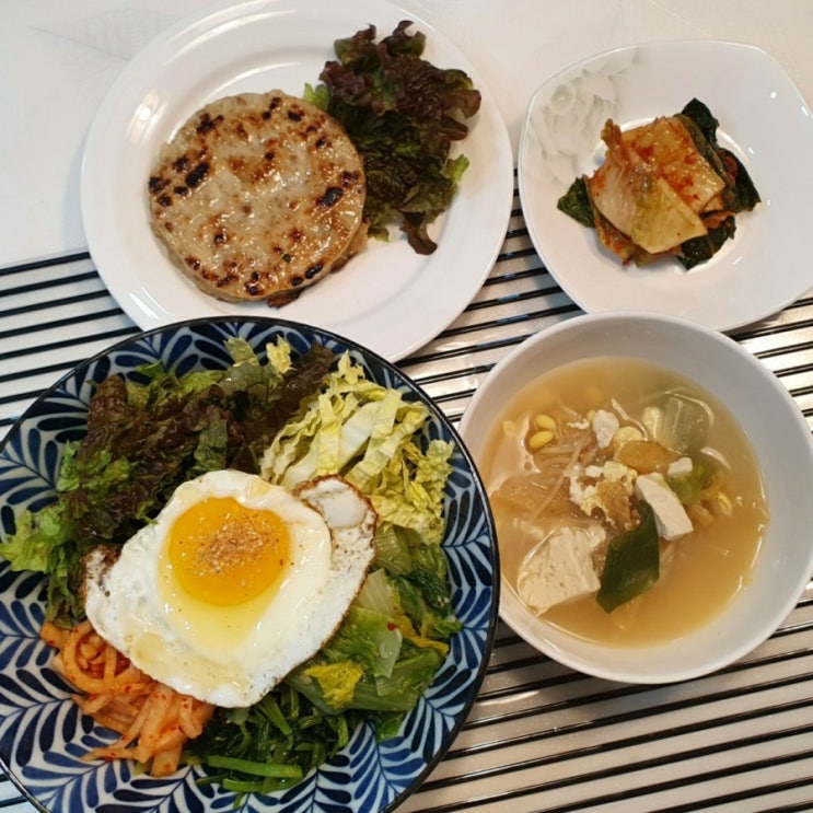 오늘의 저녁 메뉴 추천 : 담백하고 가볍게 생야채 비빔밥과 북어국 / 리얼 그릴 닭가슴살 스테이크