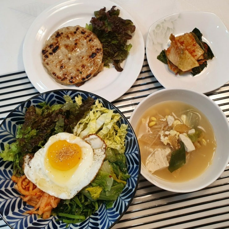 오늘의 저녁 메뉴 추천 : 담백하고 가볍게 생야채 비빔밥과 북어국 / 리얼 그릴 닭가슴살 스테이크 오늘의 저녁 메뉴 추천 : 담백하고 가볍게 생야채 비빔밥과 북어국 / 리얼 그릴 닭가슴살 스테이크