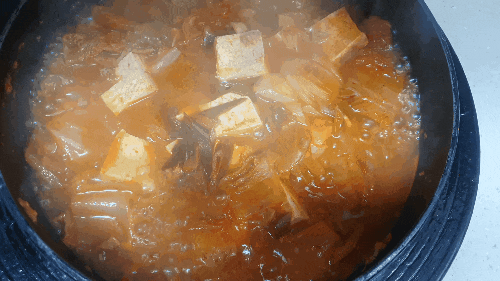  「백종원 레시피보다 더 맛있는 김치찌개 끓여볼까요?」 집밥 효자템 가마솥에 끓이는 돼지고기 김치찌개
