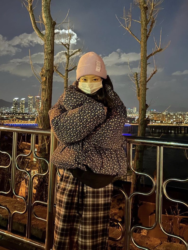  제니 인스타그램 패션::곰돌이패딩,연보라색비니,체크바지( 발렌시아가)