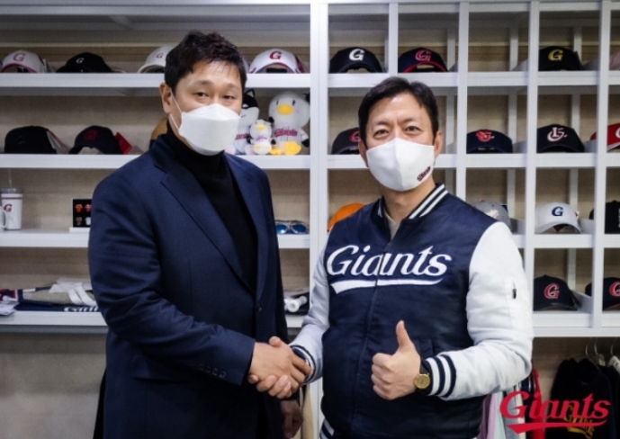  FA 이대호, 롯데와 2년 연봉 8억, 총액 26억에 재계약