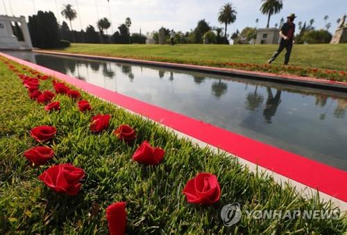 코로나 사망자 급증에…미 최대 공원묘지, 한달 기다려야 장례식 코로나 사망자 급증에…미 최대 공원묘지, 한달 기다려야 장례식