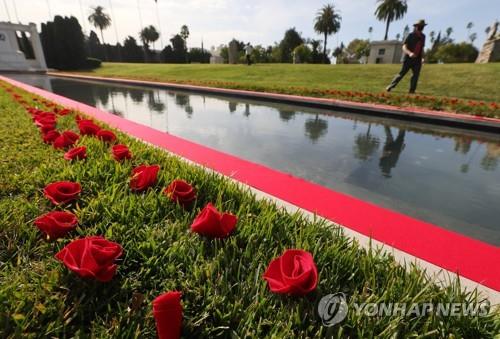 코로나 사망자 급증에…미 최대 공원묘지, 한달 기다려야 장례식