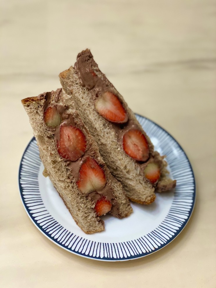 요리2탄-그릭요거트 딸기 샌드위치