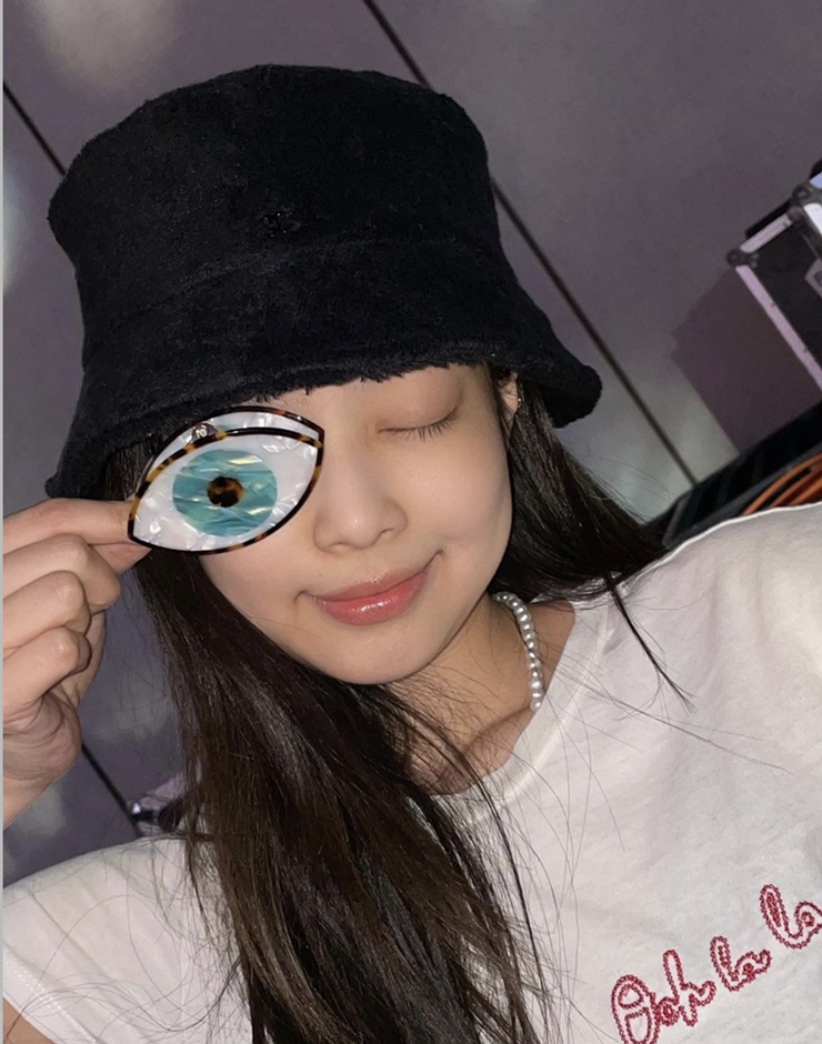  제니 인스타그램패션::블랙버킷햇,눈알모양핀,화이트슈즈,화이트백
