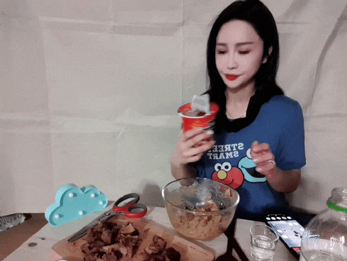  [어차피 혼자 족만이] 순살 족발 남긴 이유 카레라이스 혼술로그 / 쫀득한 마카롱 딸기 데스페라도스(feat. 대탈출)