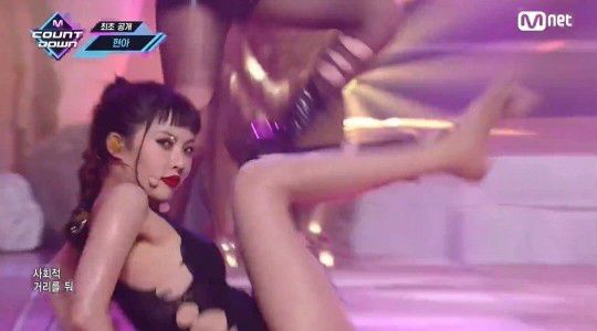  뱀 퍼포먼스로 돌아온 패왕색 현아 컴백