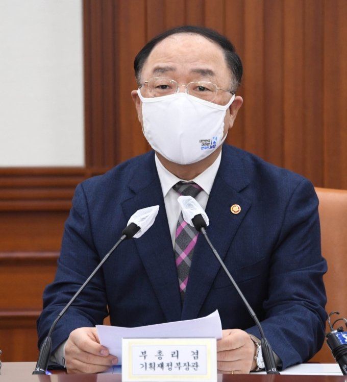 홍남기 "주유소보다 편하게…전기차 급속충전기 3000기 확충" 홍남기 "주유소보다 편하게…전기차 급속충전기 3000기 확충"