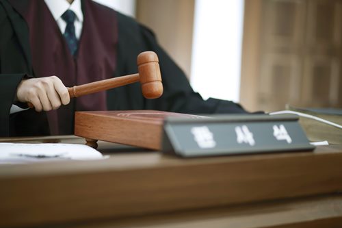 도로통제 중 자동차 사고로 사망한 일용직 근로자..."회사도 책임 져야" 도로통제 중 자동차 사고로 사망한 일용직 근로자..."회사도 책임 져야"