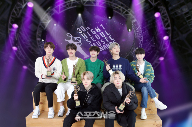 4년 연속 제패한 방탄소년단(BTS), 더 달아오른 열기로 6관왕 차지[제30회 하이원 서울가요대상]