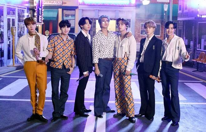  BTS 비틀스·퀸과 역대 최고 10대 그룹 올라 미국 잡지 ‘에스콰이어’ 선정 “팬클럽 ‘아미’ 가진 방탄소년단 보이그룹·팬덤·팝 재정의”