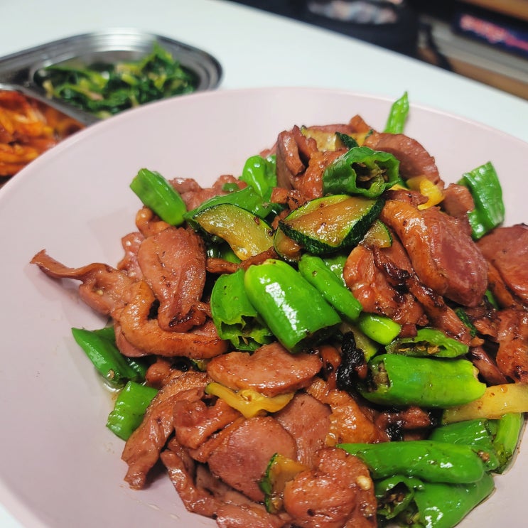  신혼부부집밥챌린지 ㅣ 꽈리고추오리훈제볶음 이렇게 맛있기 있음? (백종원아저씨 꽈리고추 삼겹살볶음 응용 편)