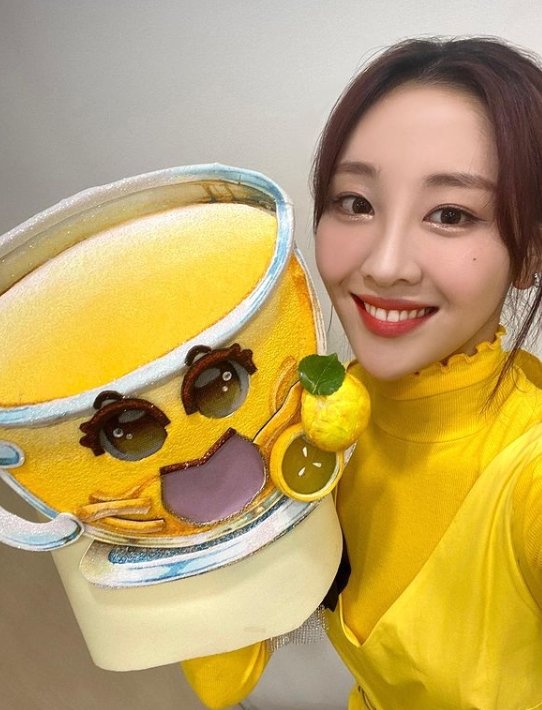  이달의 소녀 이브 "'복면가왕' 무대 떨렸지만 행복했다"이달의 소녀 공식 SNS에 오빛(팬덤명) 안녕 유자차예요