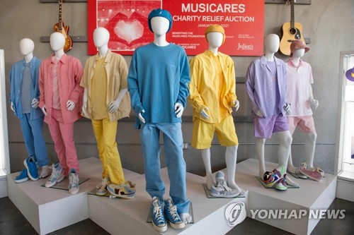 방탄소년단 MV 의상 자선경매서 1억8천만원에 낙찰