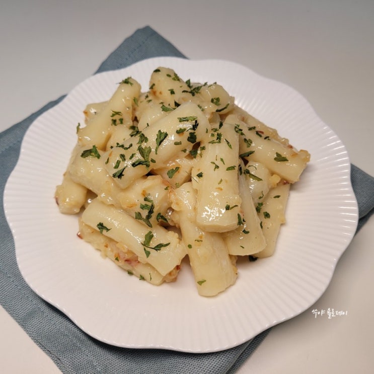 허니갈릭떡볶이 만들기 마늘과 연유의 환상조합 허니갈릭떡볶이 만들기 마늘과 연유의 환상조합