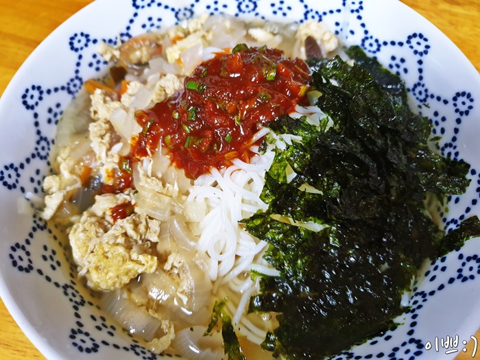  [오늘 뭐 먹지?] 잔치국수와 알타리총각김치, 후식은 딸기