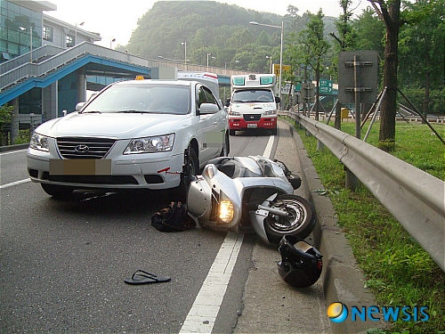중앙선 동시 침범한 충돌사고, 전‧후방 차량 중 어느 쪽 과실 더 클까 중앙선 동시 침범한 충돌사고, 전‧후방 차량 중 어느 쪽 과실 더 클까