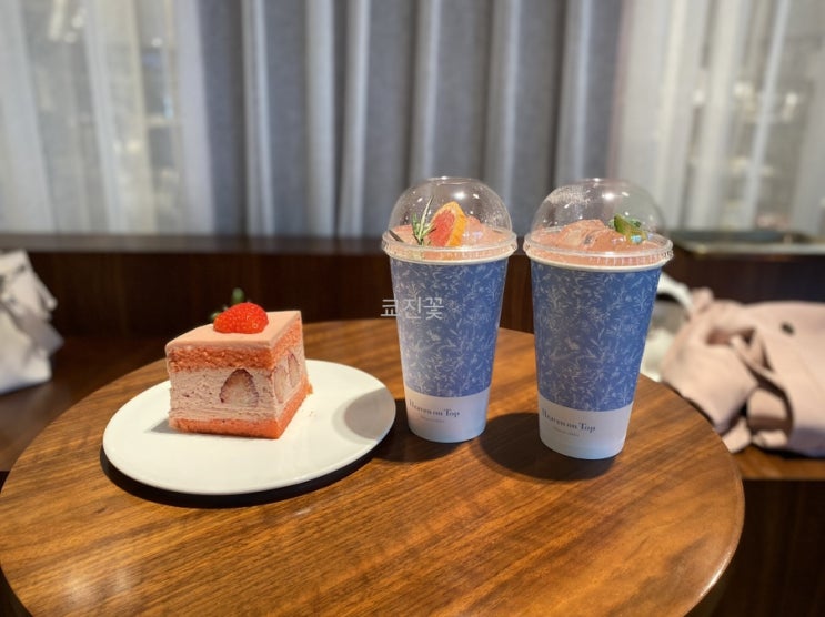  [용산역 맛집/카페]헤븐온탑(Heaven on Top) 용산아이파크몰점 초대형 샹들리에 그리고 딸기 음료와 디저트 후기