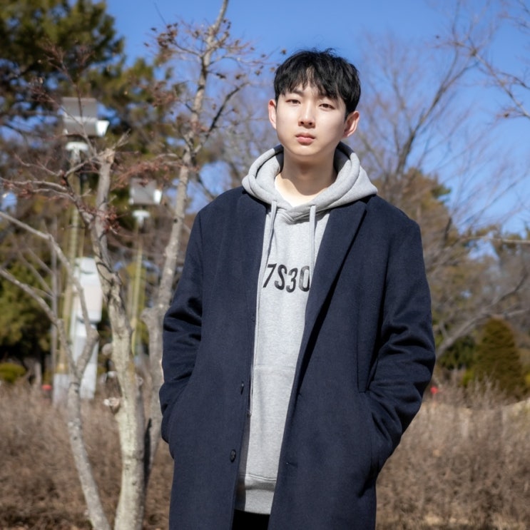  회색후드와 남색코트로 훈훈하게 남학생 청바지 코디 완성했어