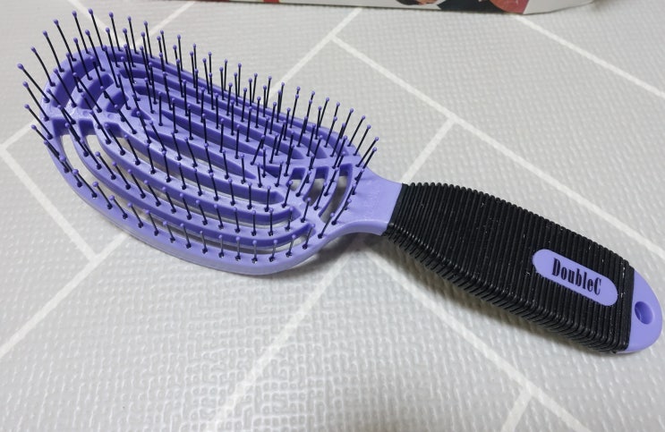  뉴웨이 왕 볼륨 브러쉬로 심하게 엉킨 머리도 부드럽게 빗질해요