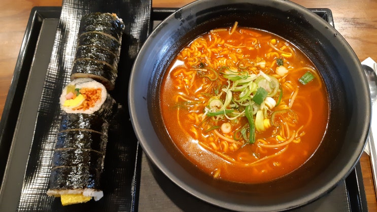 오늘의 직딩런치는 청담동 마녀김밥 시청점의 라면김밥이 되겠습니다! 오늘의 직딩런치는 청담동 마녀김밥 시청점의 라면김밥이 되겠습니다!