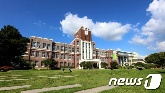 전남대 총학생회 활동 1개월만에 해체…경품 조작·간부 신천지 의혹 총학생회장 "모든 잘못 인정…오는 17일 사퇴하겠다" 전남대 총학생회 활동 1개월만에 해체…경품 조작·간부 신천지 의혹 총학생회장 "모든 잘못 인정…오는 17일 사퇴하겠다"