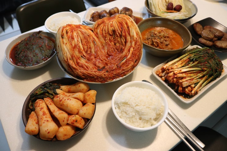  부모님께 새해선물로  새로운김치로  푸짐하게 !!