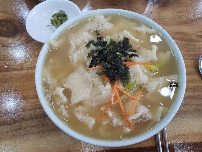  광명 철산역 근처 날 추울때 따뜻한 국물음식이 딱이죠 전통수제비 먹었습니다. 