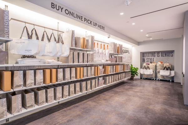  노드스트롬 로컬(Nordstrom Local)_온라인구매 후 매장에서 입어보고 반품 결정