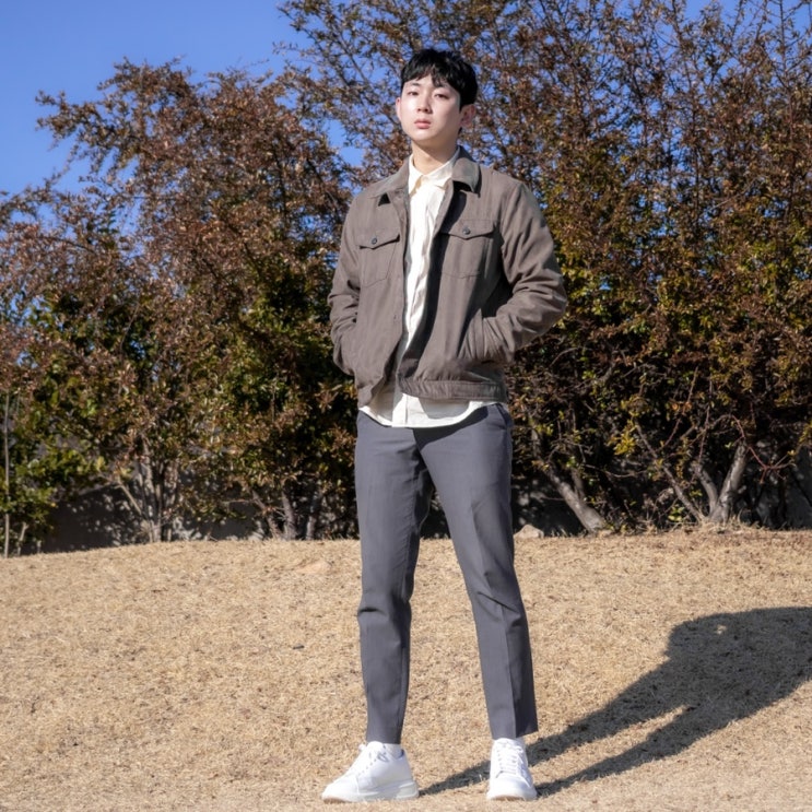  카키색 스웨이드트러커와 회색슬랙스코디 뿌수기