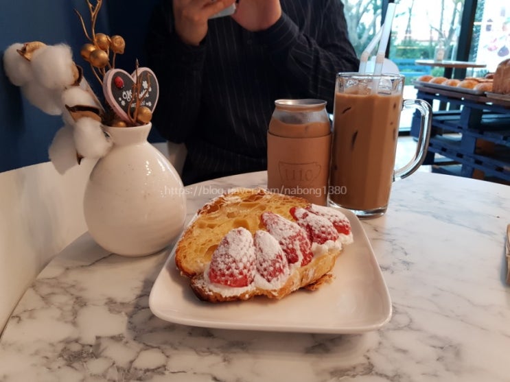  일일일빵 - 음료와 빵이 맛있는 제주 커피패스 카페