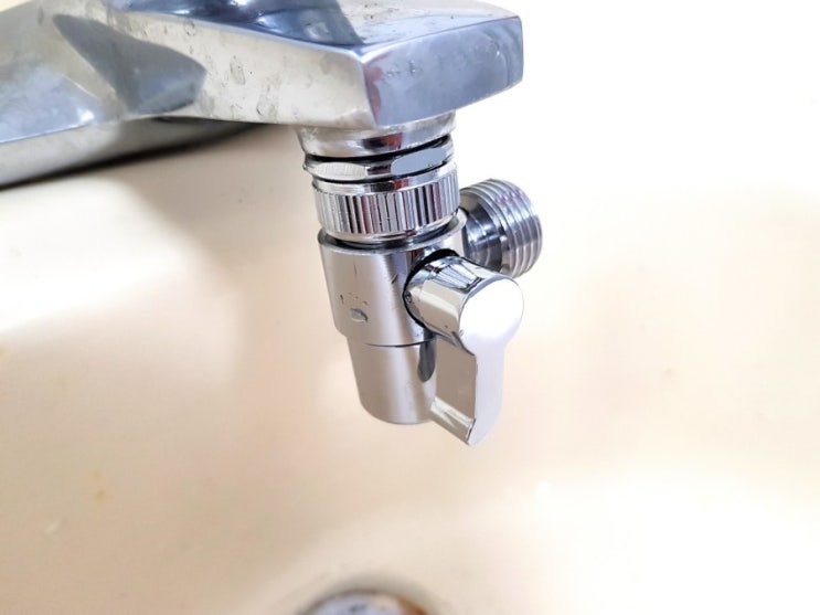 세면대 수전 교체없이 수도꼭지(토수구)에 샤워기를 연결할 수 있게 만들어주는 에어N전환밸브