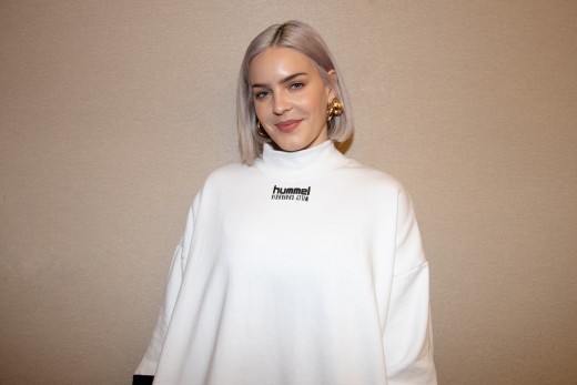  앤 마리(Anne Marie) 더 보이스 오브 영국에서 2002 라이브 부르다