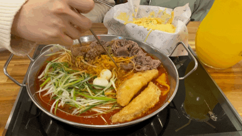  기다란 떡을 자랑하는 명품떡볶이, 은행동 청년다방